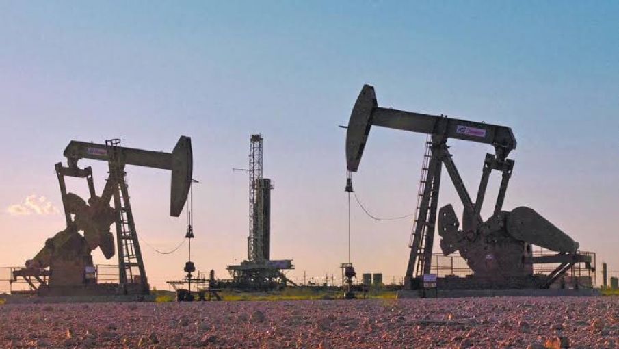 Petróleo en alza por la crisis geopolítica y su potencial impacto en la economía argentina