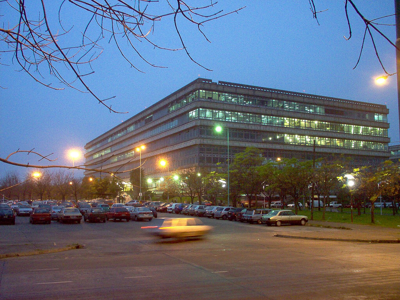 Un hombre ingresó a FADU con un arma falsa e intentó abusar de dos alumnas