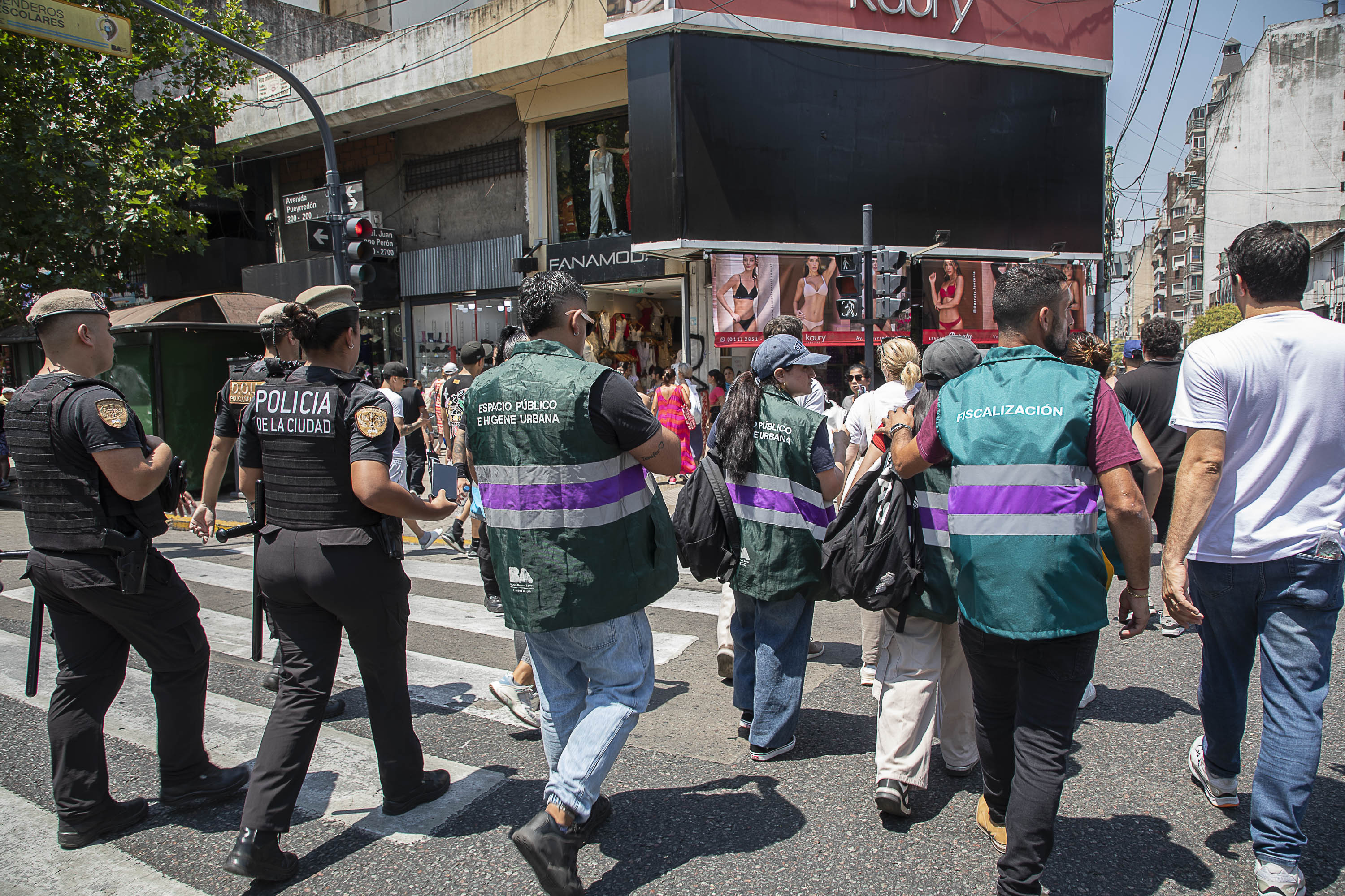 La ciudad asegura que la venta ilegal callejera bajó 90% tras desalojos y controles