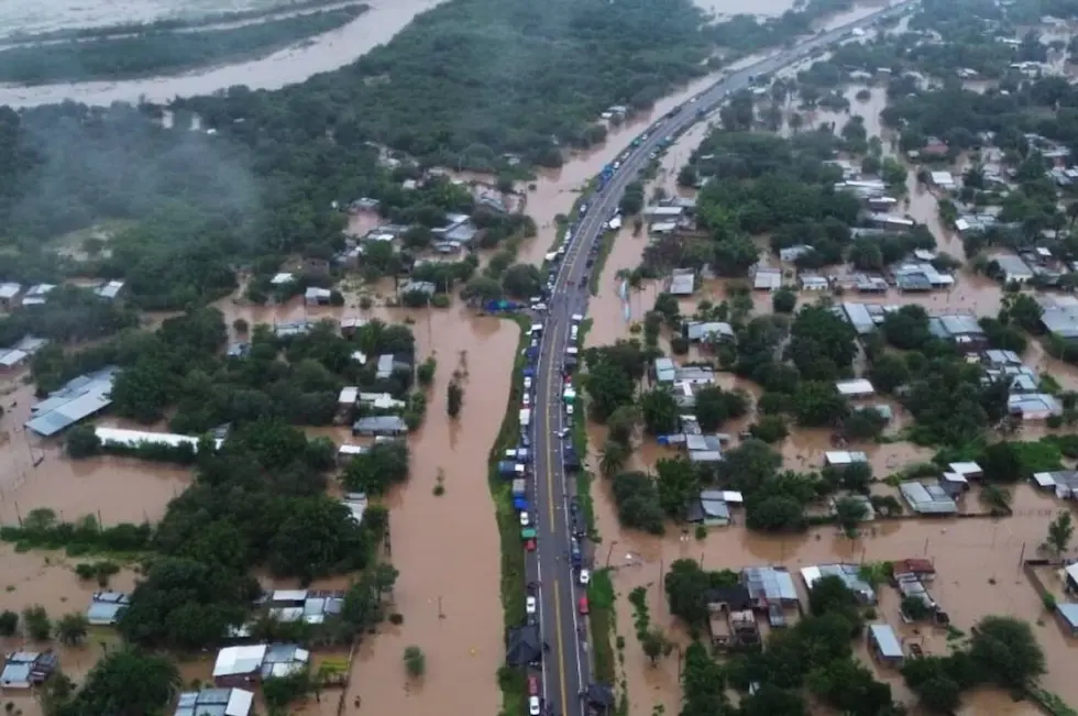 Tucumán: un temporal dejó muertos, entre ellos una pareja atrapada en un vehículo