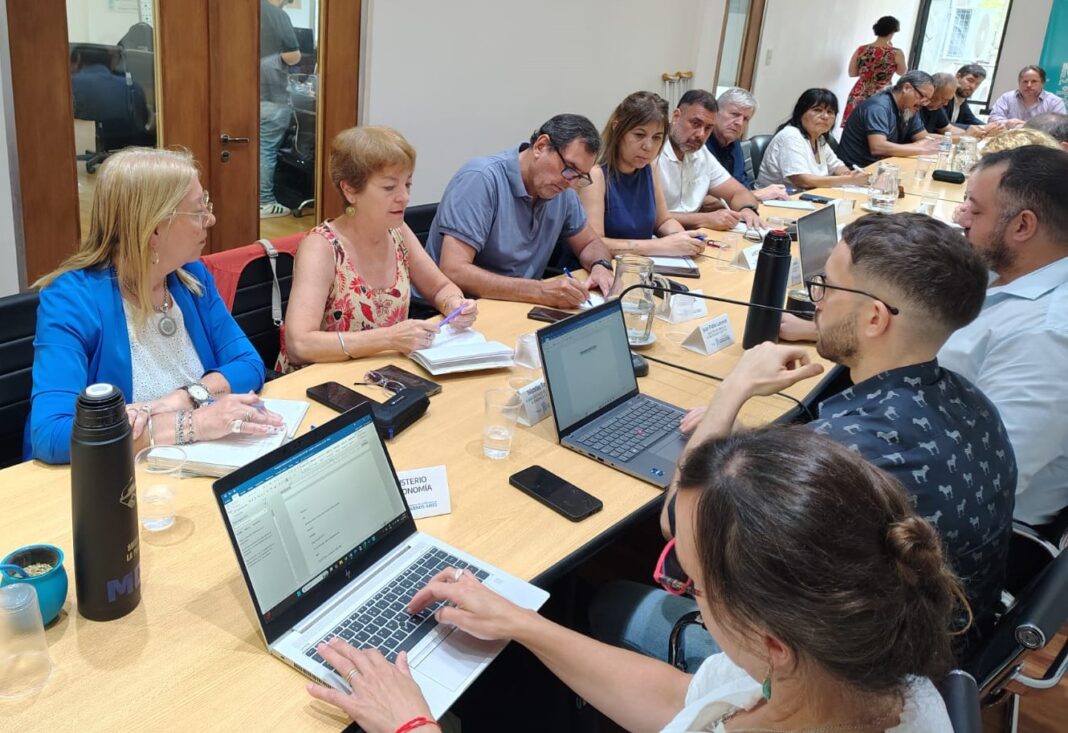 Docentes y gobiernos negocian contrarreloj mientras se acerca el inicio del ciclo lectivo