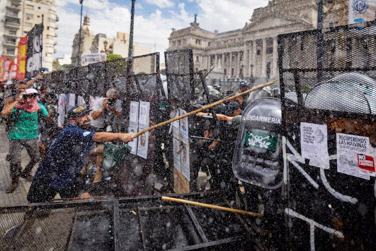 El Senado dio media sanción a la reforma laboral impulsada por el Gobierno y se desataron protestas en la calle